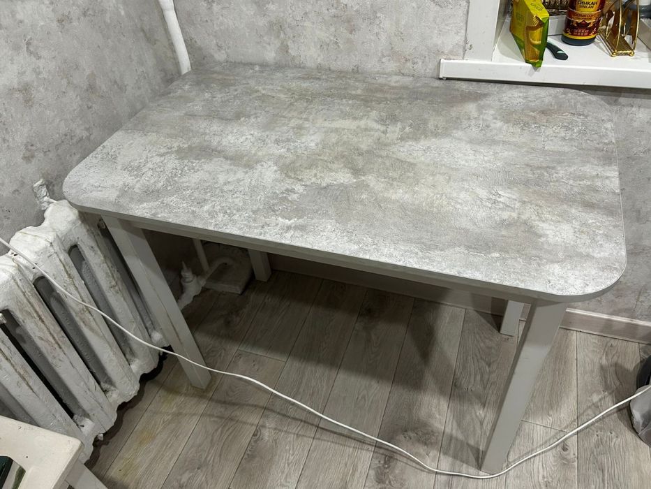 Продам обеденный стол в отличном состоянии.