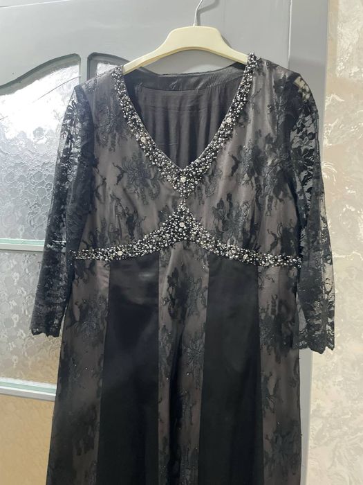 Дизайнерское платье сшитое на заказ из французского гипюра и атласа