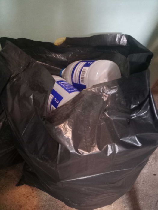 Чували със здрави, пластмасови бутилки за мляко, разсад и др.