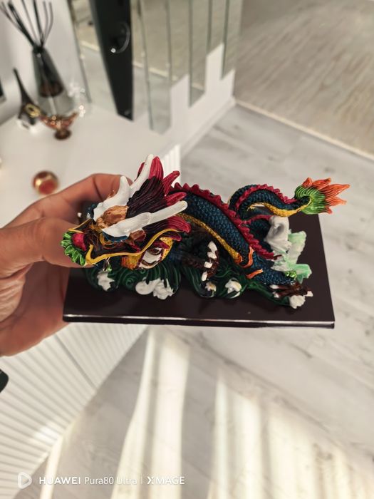 Jucarie dragon isi schimba culoarea