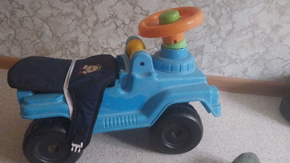 Продам машинку детскую толокар