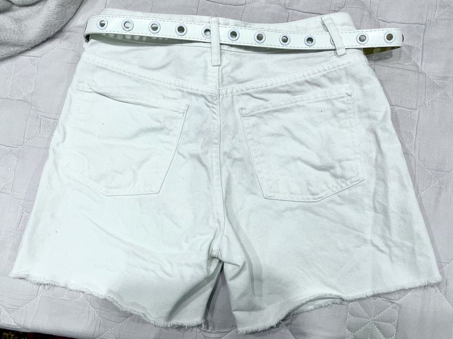 Женскте белые шорты с ремнем