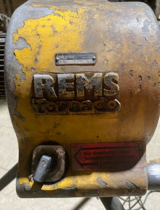 Продавам винтонарезна машина (струг за тръби) REMS Tornado 2010