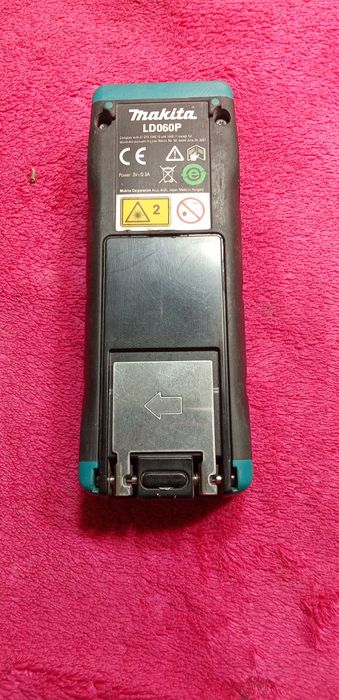 Лазерный дальномер Makita.