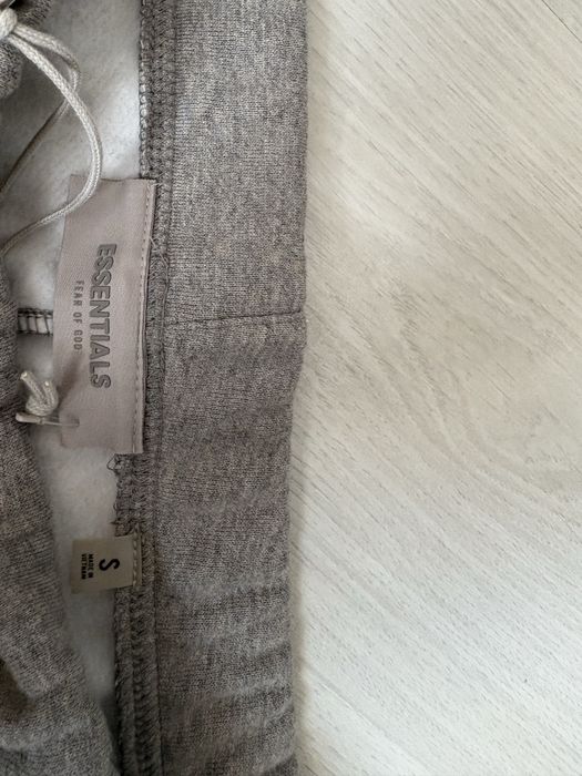 Pantaloni Essentials Gri