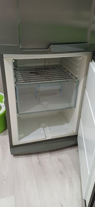Продам двухкамерный холодильник