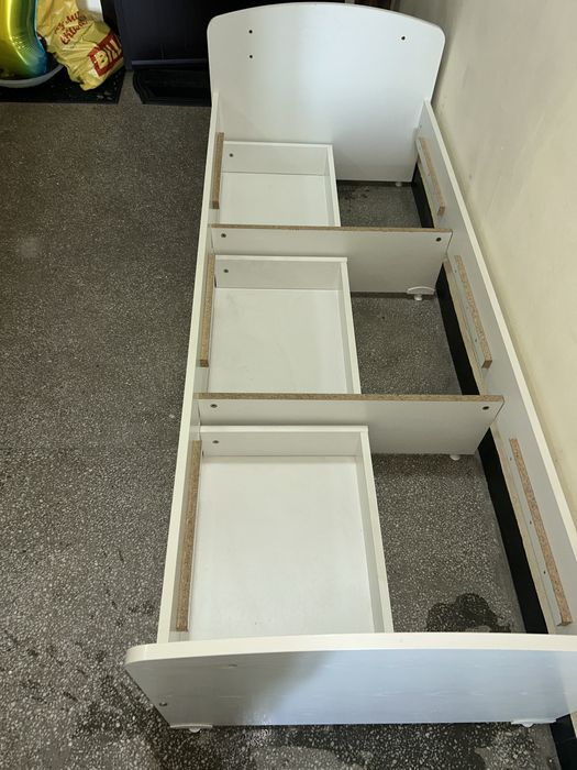 Легло с матрак,чекмеджета и отделна ракла