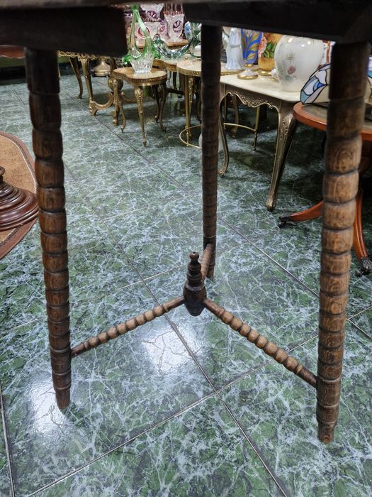 Страхотна антикварна холандска дървена масичка резба