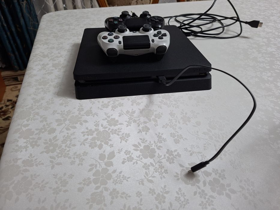 Playstation 4 slim