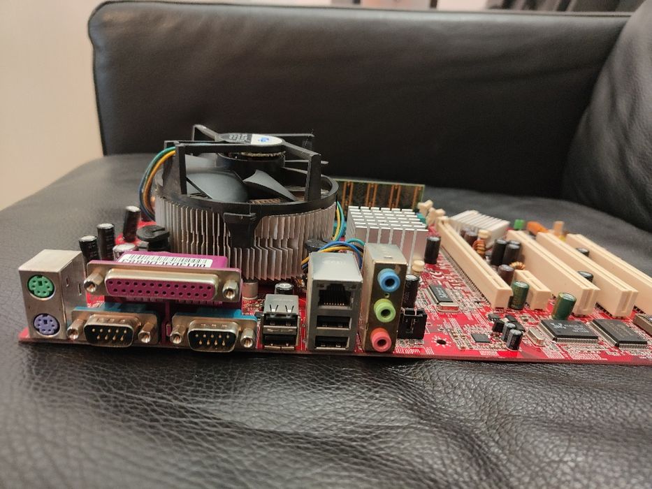 Vând 2 bucăți surse server ETASIS și 2 plăci de bază