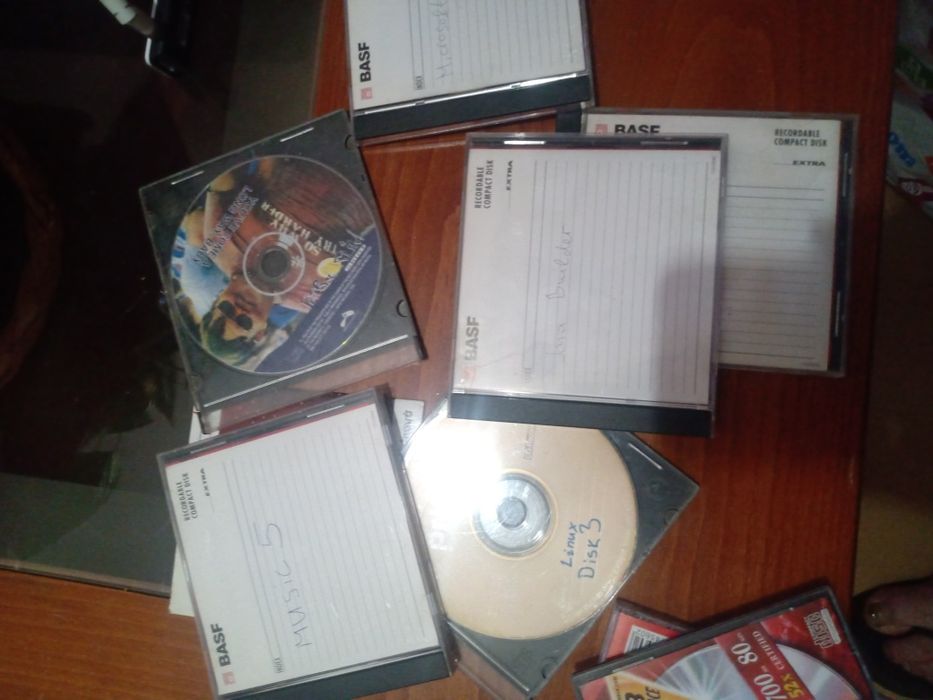 Дискове с филми и музика и музикални инструменти