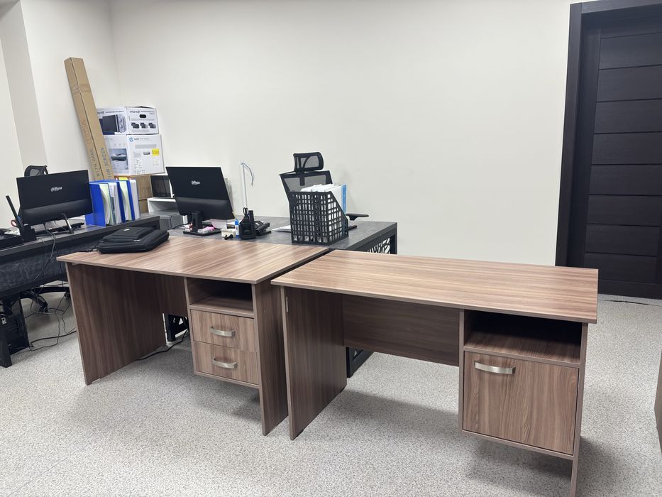 Продам 2 офисных стола