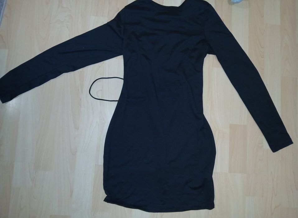 Рокля по тялото с красив гръб