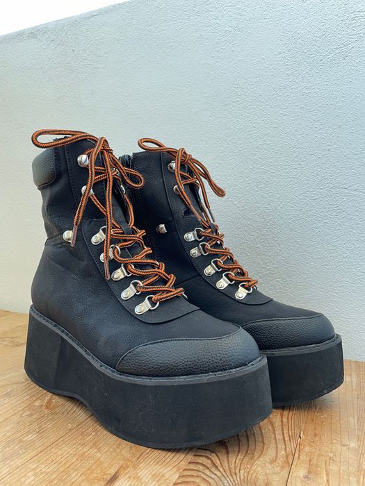 Bocanci negri cu șiret, damă