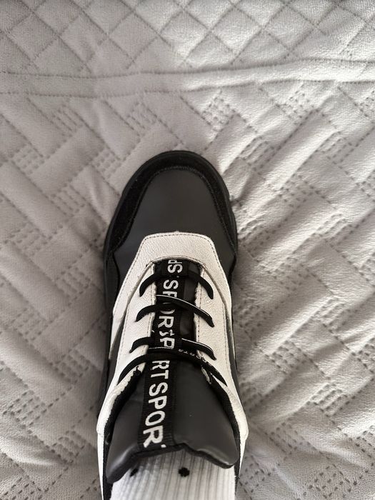 Продам кроссовки