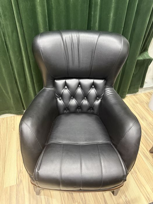 Divan kreslo kojanniy qora rangda