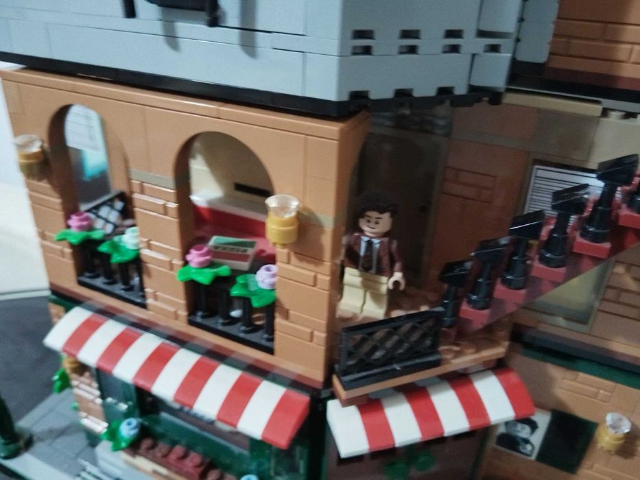MOC Clădire Modulară Uriașă LEGO Friends (3 etaje – Central Perk + Apartamente)