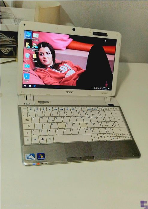 Mini laptop Acer funcțional doar conectat la priza