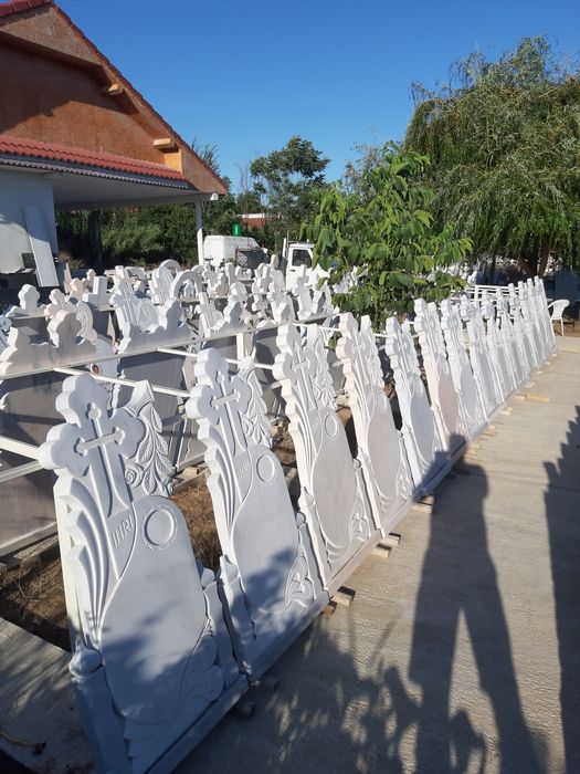 Monumente funerare cruci