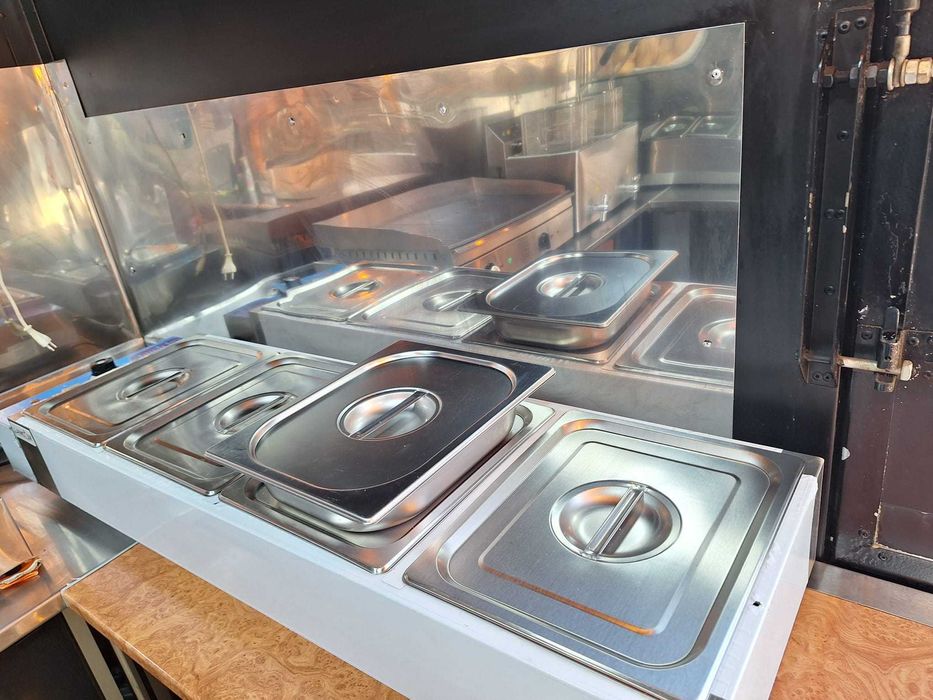 Rulotă fast food complet echipată.