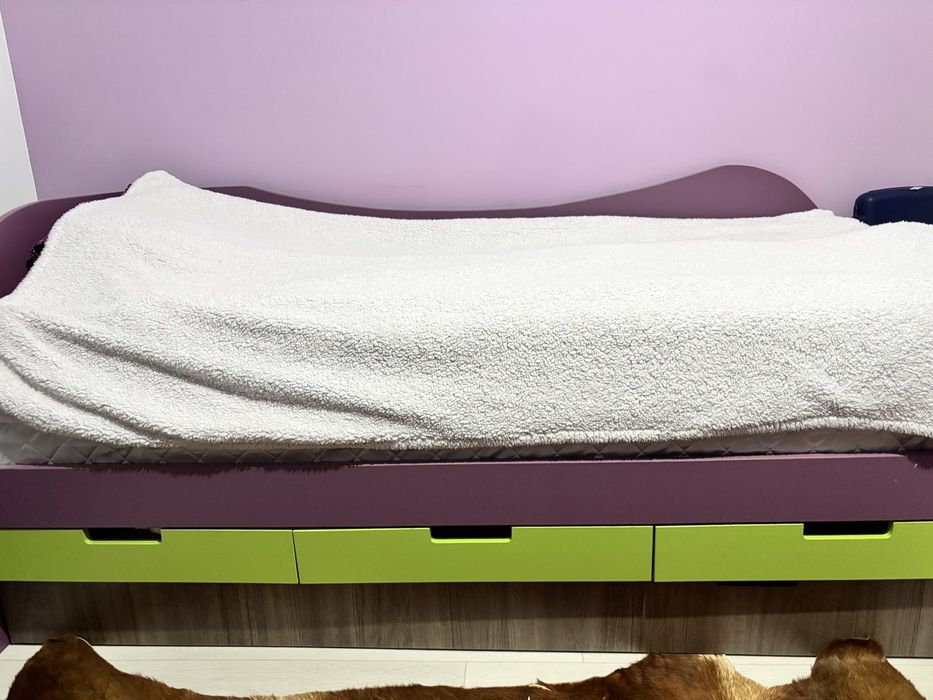 Продавам легло и гардероб