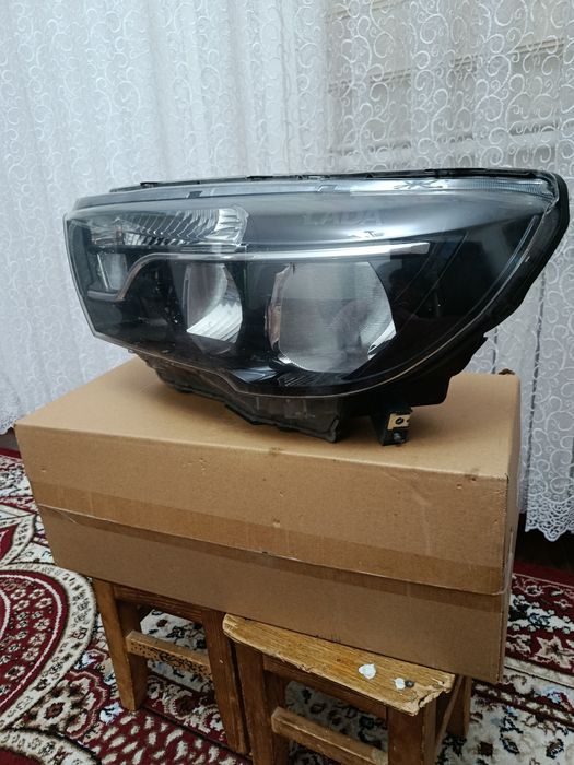 Продаётся передние фары ЛАДА ВЕСТА .