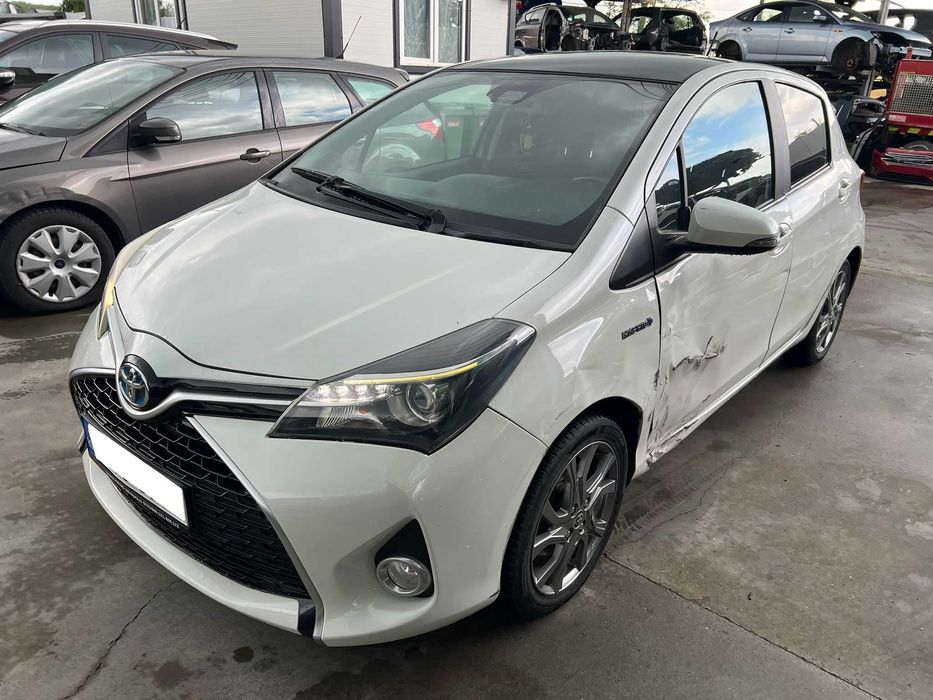 Toyota Yaris Hybrid 2016 Avariat 1.5 benzina + Hybrid cutie automata 101.000km deplasabil, panoramic, camera