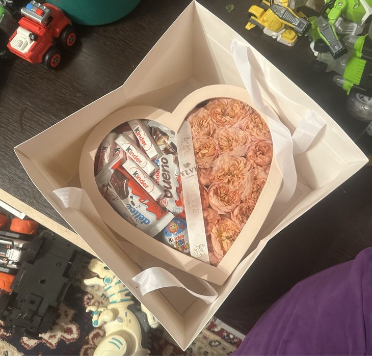 Цветы и киндер в каробке)