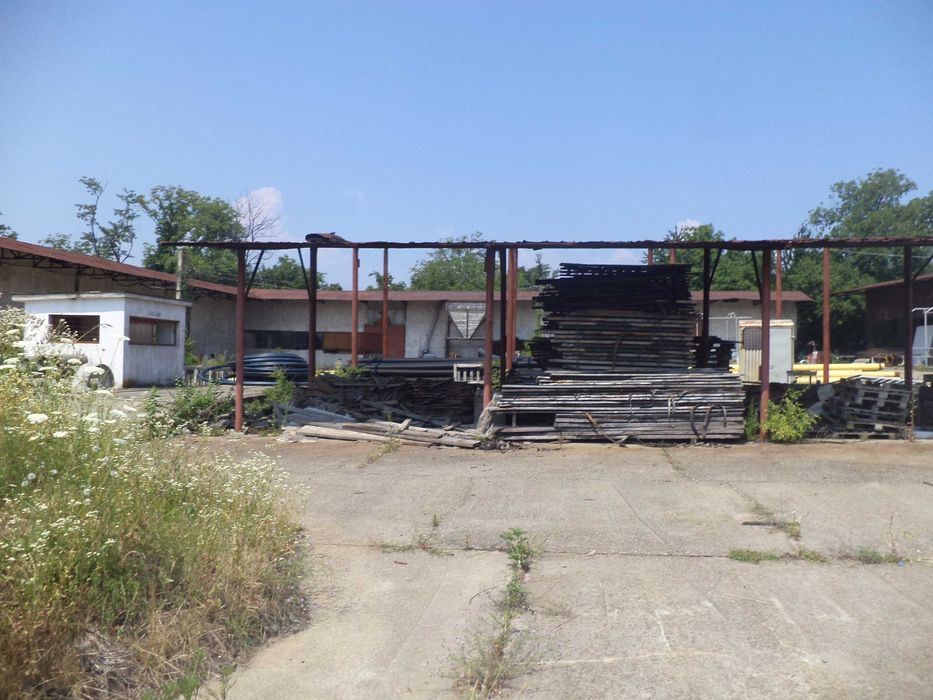 Teren intravilan in suprafata de 10712 mp si constructii