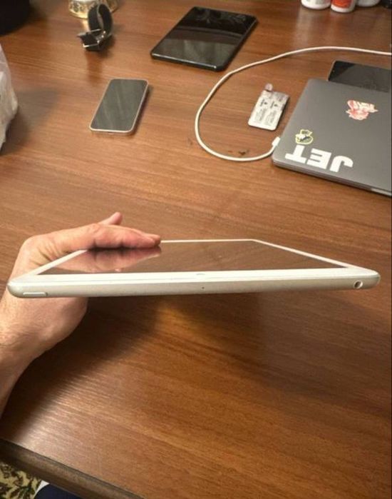 Ipad 7 silver.
