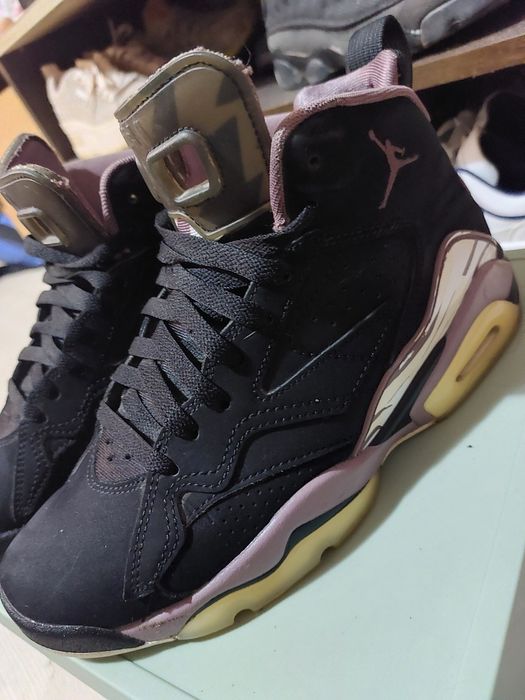 Jordan 6 MVP în nuanța Black Sky Mauve.