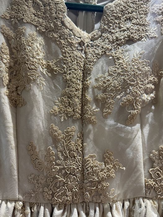 Дантелена рокля в златисто- кафяво