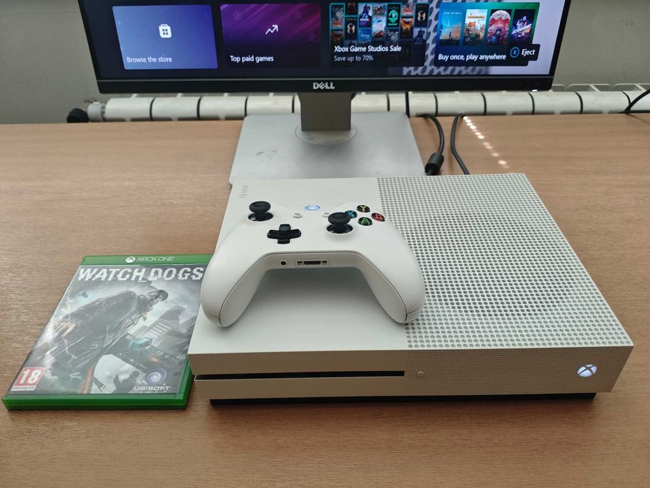 Xbox One S с джойстик, кабели и подарък игра