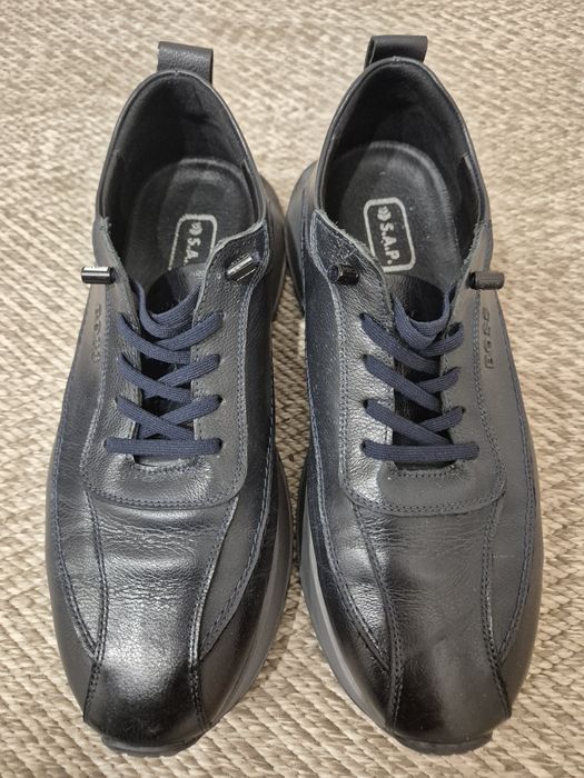 Продам кроссовки кожаные