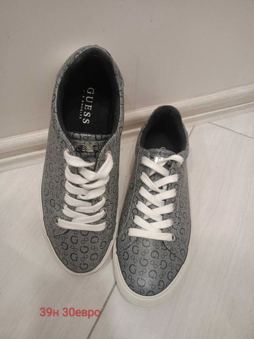 Обувки на марката Guess