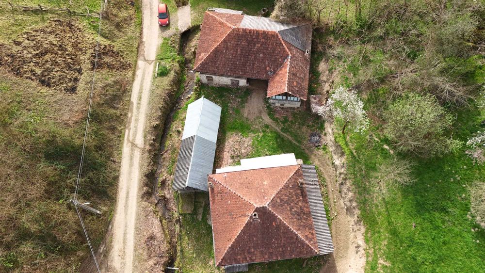 Vand casa cu gradina + padure + teren arabil