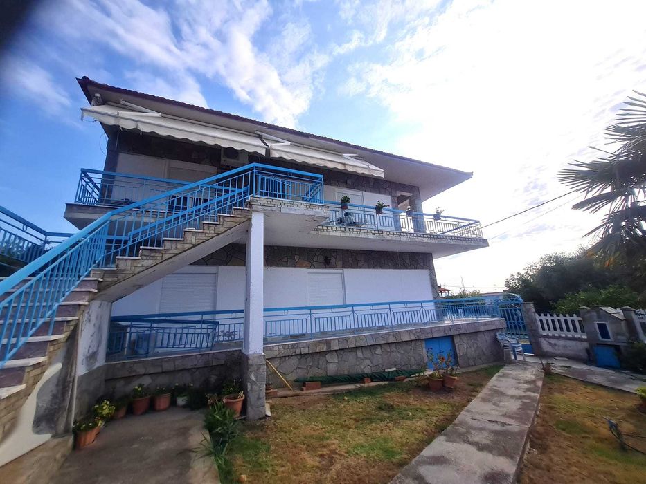 Продава 2 ет къща 240 м2 с двор 1200 м2 в Аспровалта, Гърция