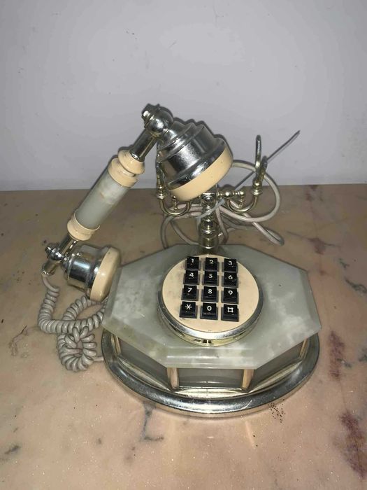 Telefon vintage cu butoane in stare de functionare