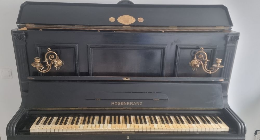 Pianină veche de de 230 ani