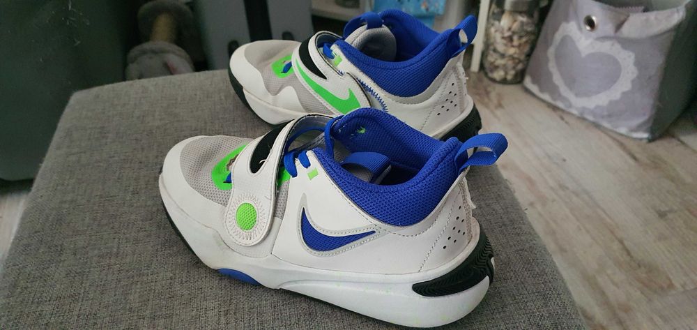 Маратонки Nike Team Hustle с кожа.