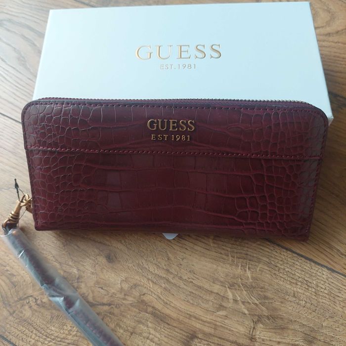 Ново портмоне Guess