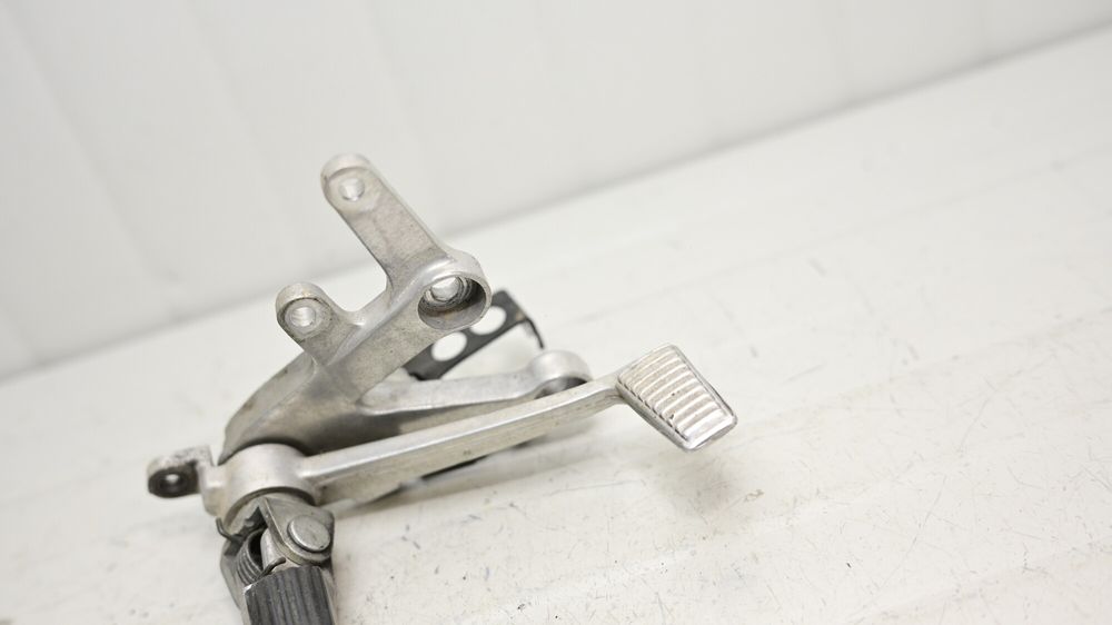 Suport Scarita Fata Dreapta Cu Pedala Frana Spate Honda CBR 929 2000