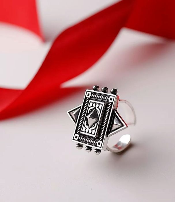 Кольцо серебро регулируется размер