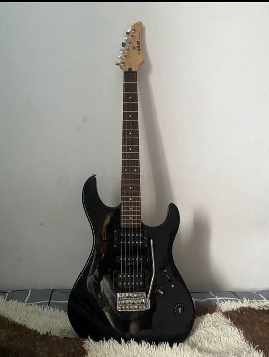 электрогитара и комбоусилитель Yamaha