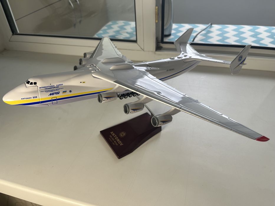 Продам модель самолета Ан 225 1:200