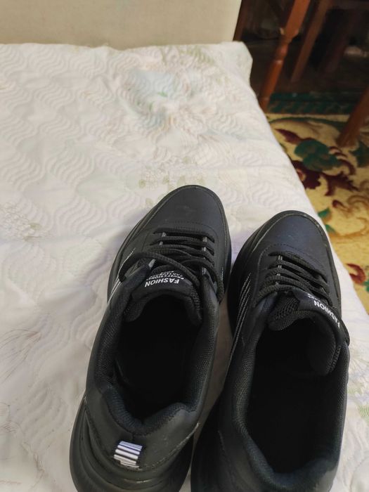 Продам кроссовки