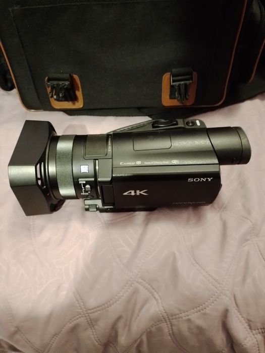 Продавам видео камера Soni  AX 100