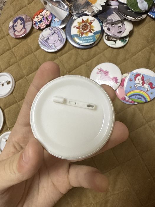 продам значки (разные фандомы)