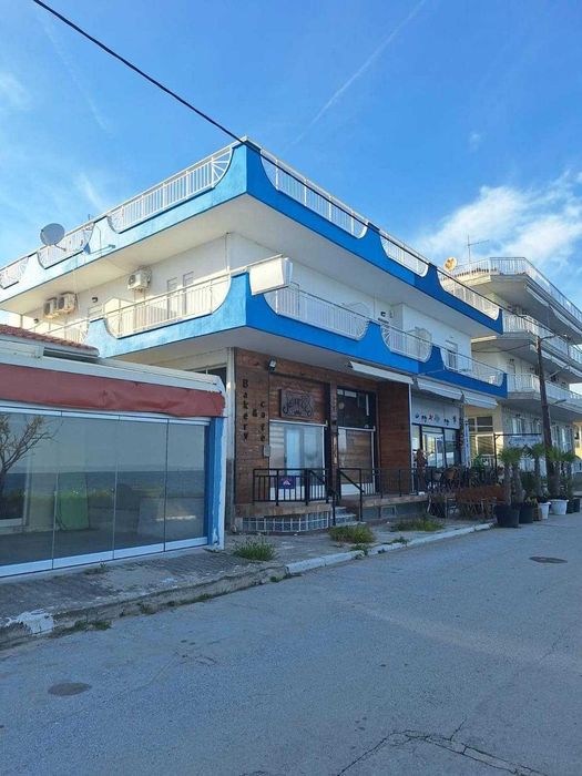 Студия с магазин за бизнес на първа линия  в Паралия Врасна, Гърция