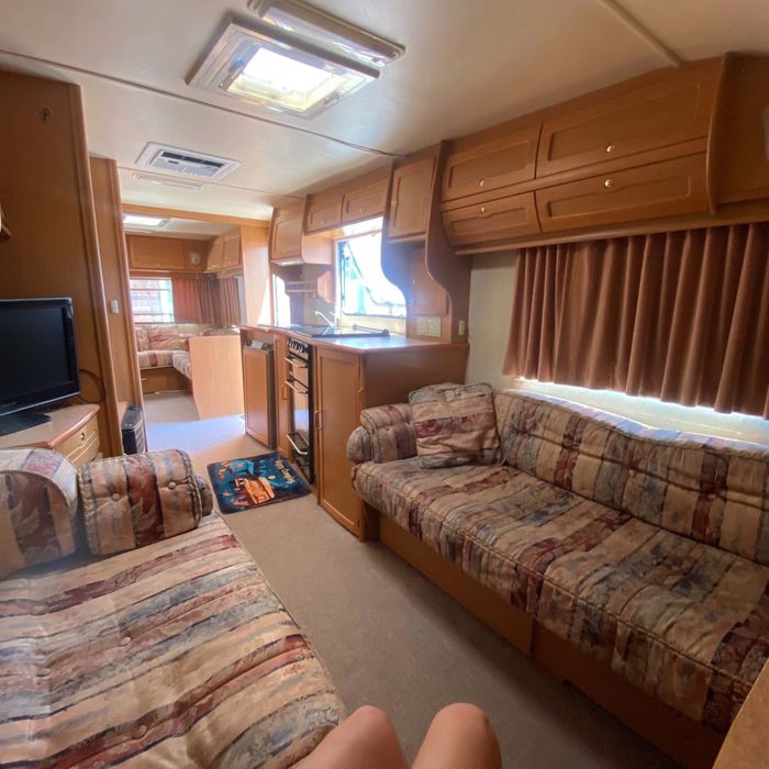 Каравана Elddis 1998.  8 метра, 6 местна